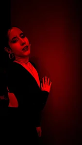 marthina_thompsson ¿You accept a glass of wine?🍷 Foto 2