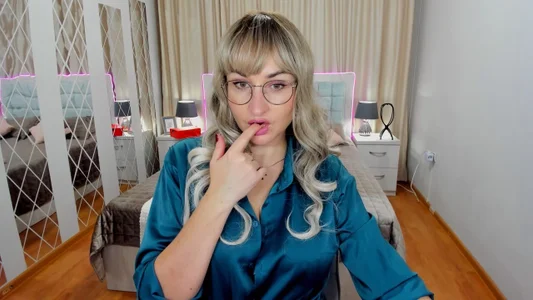 StefanaCleverA new image, a naughty secretary图片