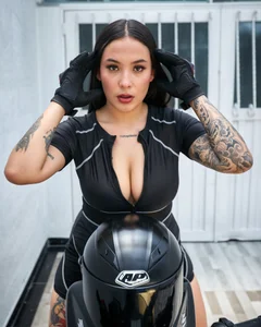 Victoria_CollinnsのI ride. You follow 🏍️の 3枚の写真