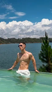 MAXTHOMSON Pool day 💦 Hình 5