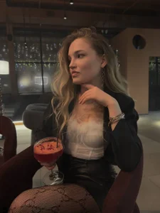 JulieLupo Spent the evening with a friend in a restaurant on the street veranda🙈😁💕 圖片