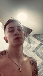 RiderVanceのWhile water falls on my body 💋🔥の 5枚の写真