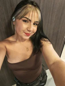 LilyCarter_Pink Public Foto 6