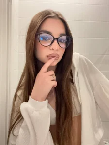 LauraHansil I'm so busy with these glasses💋😎 Immagine  2