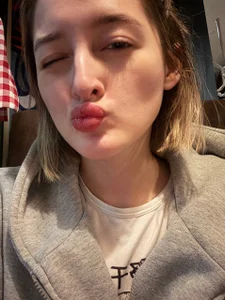 Emily_lyy Public Pic 3