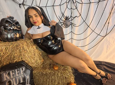 Can you handle a holy temptation like me? 😈🔥 od Miaa_Star1  4 snímek