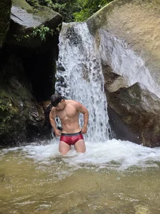 Horny_nick18 Having fun in the river 圖片