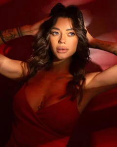 LucyVixxen Lady in Red Foto 2