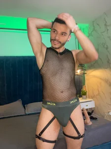 Lian_ferrer: green looks good on me 💚💚 ( 3 фото)