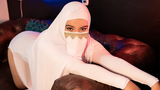 Ali_sanburan empowered woman 🌙 Bild