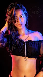 Aria_Joness_ I am your temptation Gambar 4