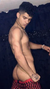 wyatt_3のwith a little heat 🍆🫦の 3枚の写真
