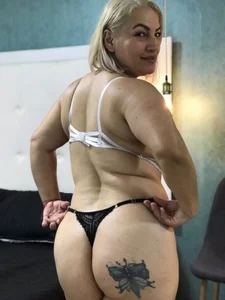 Heidy_milf I’m wearing nothing you can’t take off with your eyes. Bilde 3