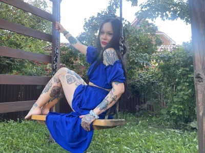 Megan_Black_Moonのdoes the blue outfit suit me?の 3枚の写真