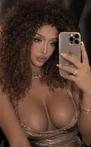Wanna date with me? 🥂 de DominusErotica  5 photos