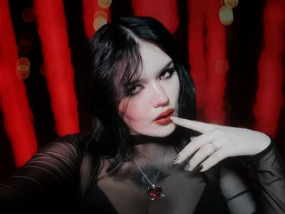 boob-lickPublic Bild 7