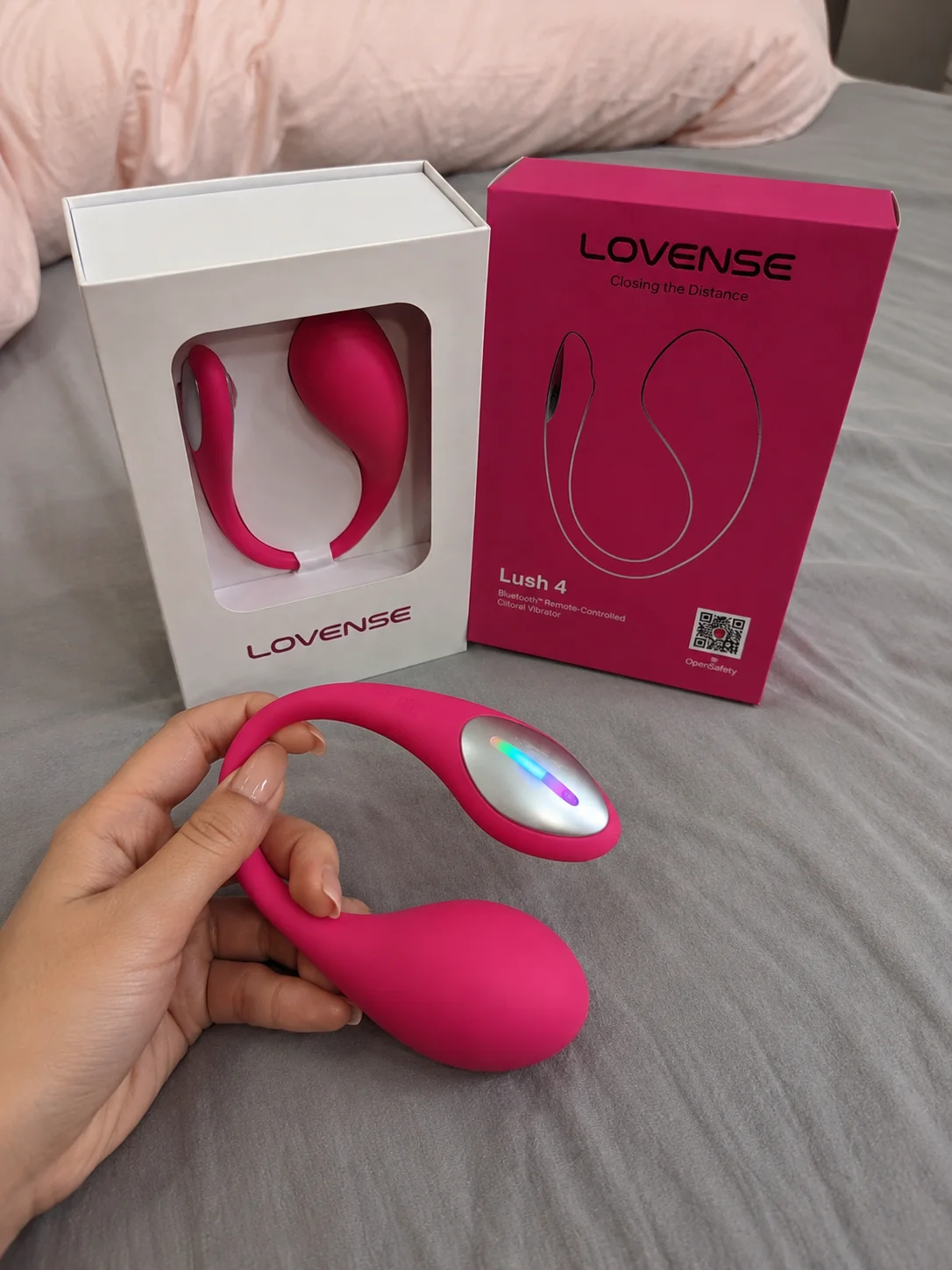 ParisianDoll My new favorite toy… should I try it tonight? 💕”📳🫨✨🩷 - {count, plural, one {תמונה אחת} two {שתי תמונות} many {# תמונות} other {# תמונות}}