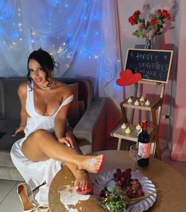 KatieStonne Wet feet in Valentine - show Pic 6