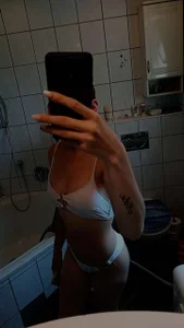 Milly-Kiss Public صورة واحدة|Milly-Kiss Public صورتان|Milly-Kiss Public  صور|Milly-Kiss Public  صورة