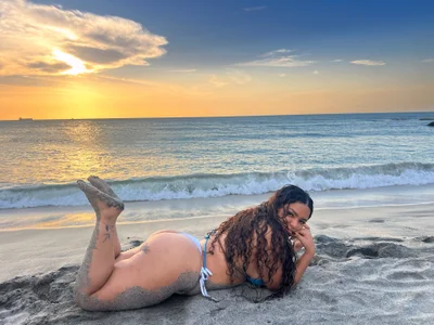 Anitta_bell Today is beach day 🌊☀️  3. fénykép