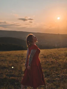 LisaFoxy_y The field is endless, and I'm the only splash of color. Billede 3