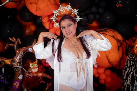 EmmaJhomson: HALLOWEEN 2025 👻 ( 2 фото)