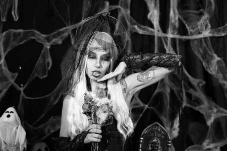 Lunamistyc 🌙 Your gothic bride craves you Pic