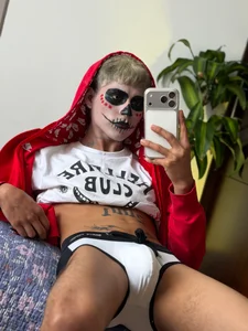 lukasstrong_のCoconut makeup ❤️‍🔥✨の 3枚の写真