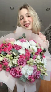AnnAbbey with the flowers that you gave Immagine  3