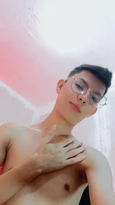 Alexxx_lovのWith my new glasses!の枚の写真