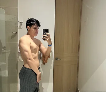 jessi_and_boy: Hot Tommy ( фото)