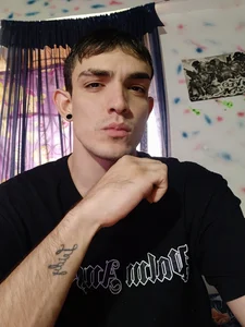 themaykiin18 Nice poses, but the face doesn't help.  5. fénykép