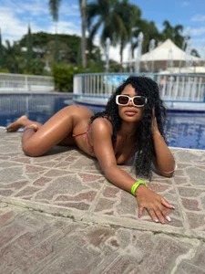 NahiaraReinaのSexy Nahiara in the pool 💦の 4枚の写真