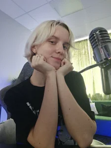 BethanyCloud without makeup Poză 3
