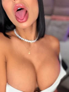 Bianca_Rouge_ Withe clothes Billede 2