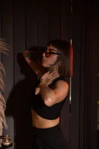 Gyal_8_ Public Εικόνα 3