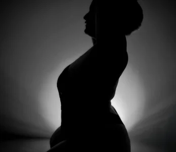 Zafiro_claire Shadows that caress my curves, intense lights… my body, stripped of modesty, for you Hình 3