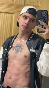 elliot-uwu Public - {count, plural, one {תמונה אחת} two {שתי תמונות} many {# תמונות} other {# תמונות}}