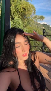 Kim_and_Miaのmia hornyの 2枚の写真