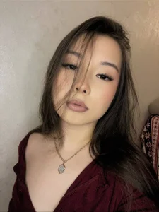 AlberthaEscue lady on red Pic 4