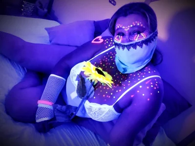 SalmaZamann SHOW NEON Pic 6