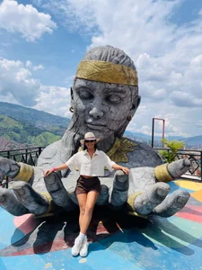 MeganCruzGB I love visiting different cities 🔥 Gambar 3