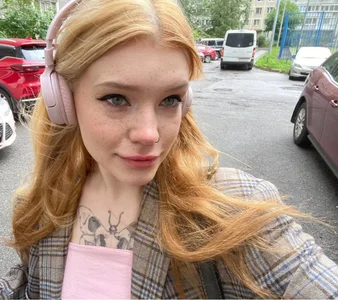 Honey___Hot Walking outside 🎀 Pic 3