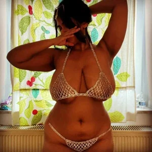 Curvydesifromgermany Your whore Foto