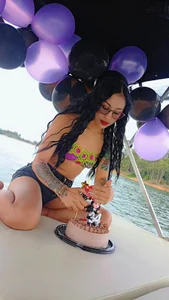 Taylor__Swiftt 🎂✨ Today is my day! A little older, a lot more beautiful, and ready to make new memories. 😈💋 Who  снимка