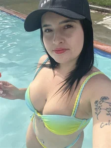 DahianaMoss sexy dahiana in pool Foto 5