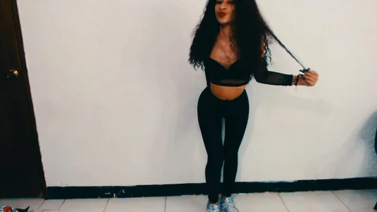 kata-gomez Kiss Pic 2