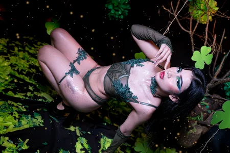 Arii_moon 🥂 "I'm the gold you seek." 🔥 Pic