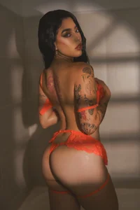 zoee_jackson A night of passion in the jacuzzi🧡 Foto 2