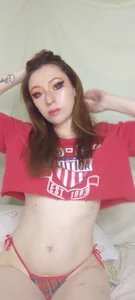 Amber_prada "Look at me... ready to make you throb in this tiny red top 😈 Come play with your naughty girl? 💦" Bilde